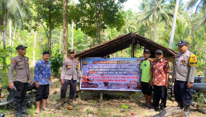 Kapolres Donggala Melalui, Kapolsek Balaesang : Imbau Kepada Masyarakat Penambang Emas Secara Ilegal Agar Tidak Terjadi Pengerusakan Lahan Dan Abrasi Pantai Di Kec. Balaesang Tanjung Donggala 