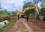 Pastikan Pekerjaan Maksimal, Danramil 402-03/SP Padang Monitoring Pembukaan Jalan