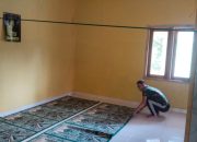 Jaga Kebersihan Rumah Ibadah, Satgas TMMD Kodim 0402/OKI Bersihkan Masjid Al-Hidayah Bersama Warga