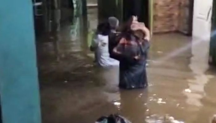 Jumat pagi, banjir satu meter lebih rendam Kebon Pala Jaktim