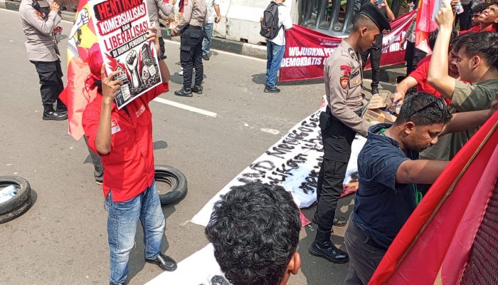 Polisi Bagikan Air Mineral ke Massa Aksi Mahasiswa di Monas, Wujud Pendekatan Humanis