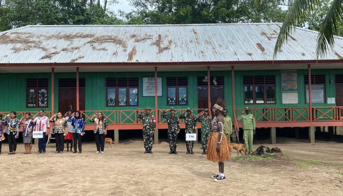 Antusiasme Tinggi Warnai Upacara Hardiknas di SD Naena Kekwa Bersama Satgas TMMD Kodim 1710/Mimika