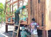 Satgas TMMD dan Warga Kebut Pemasangan Dinding Rumah Niko Makare 