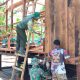 Satgas TMMD dan Warga Kebut Pemasangan Dinding Rumah Niko Makare 