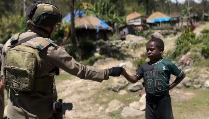Sentuhan Humanis dan Patroli Dialogis, Satgas Damai Cartenz Hadir Jaga Keamanan di Sinak