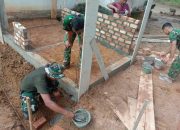 TMMD Ke-128 Kodim 0402/OKI Kebutan Pembangunan MCK di Desa Pematang Sukatani Meski Cuaca Tidak Menentu