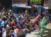 Nonton Bareng Film Edukasi, Satgas TMMD Bagikan Makanan Bergizi kepada Anak-Anak Kampung Keakwa