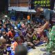 Nonton Bareng Film Edukasi, Satgas TMMD Bagikan Makanan Bergizi kepada Anak-Anak Kampung Keakwa