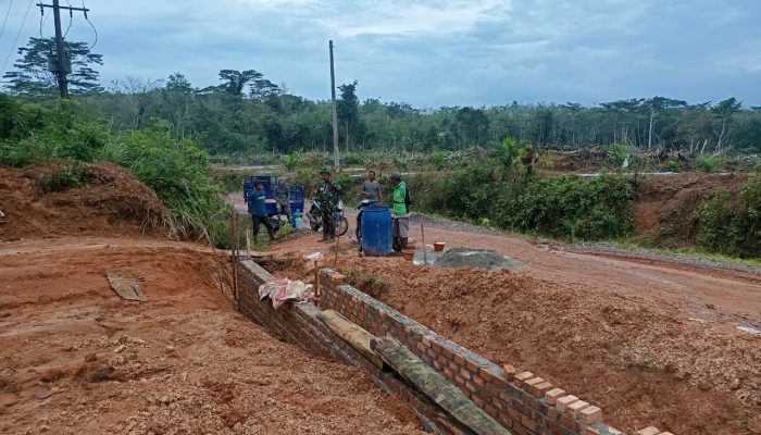 Demi Kemajuan Desa, Satgas TMMD Kodim 0402/OKI Laksanakan Pembukaan Jalan Baru