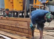Satgas TMMD Tuntaskan Pemasangan Pintu MCK Umum di Kampung Keakwa