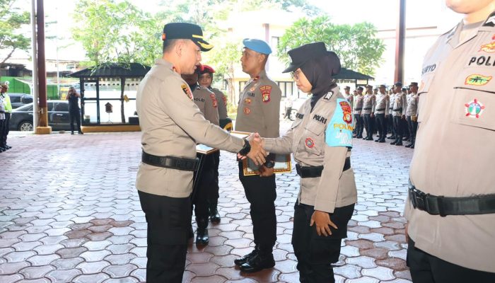 Kapolres Jakpus Beri Penghargaan Anggota Berprestasi, Jadi Motivasi Tingkatkan Pelayanan