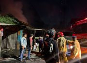 Saat Patroli Malam, Brimob PMJ Turut Evakuasi Kebakaran Bengkel di Bekasi