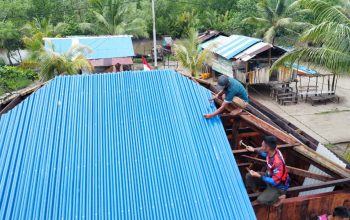 Satgas TMMD Ke-128 Kodim 1710/Mimika Genjot Pembangunan 5 Unit Rumah di Kampung Keakwa, Fokus Pemasangan Atap