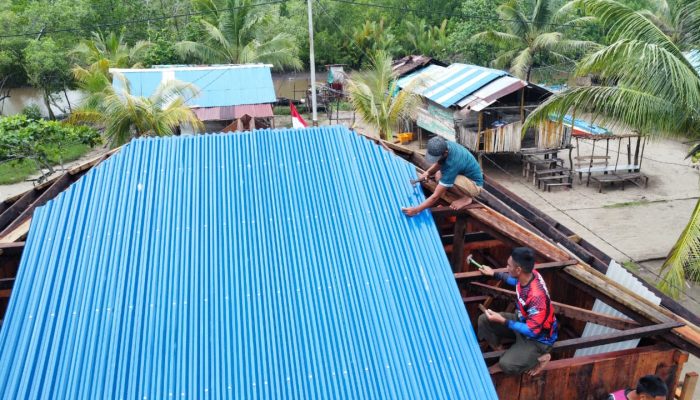 Satgas TMMD Ke-128 Kodim 1710/Mimika Genjot Pembangunan 5 Unit Rumah di Kampung Keakwa, Fokus Pemasangan Atap