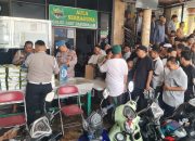 Anggota Propam Polres Jakpus Bagikan 200 Box Makanan dalam Program Jumat Berkah di Senen