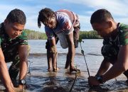 Bersatu Dengan Alam, Satgas TMMD Kodim 1710/Mimika Tanam Ribuan Bibit Mangrove