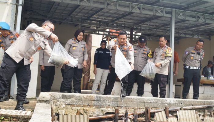 Kapolres Metro Bekasi Tebar 10.000 Benih Lele, Dukung Rantai Pasok SPPG Polri