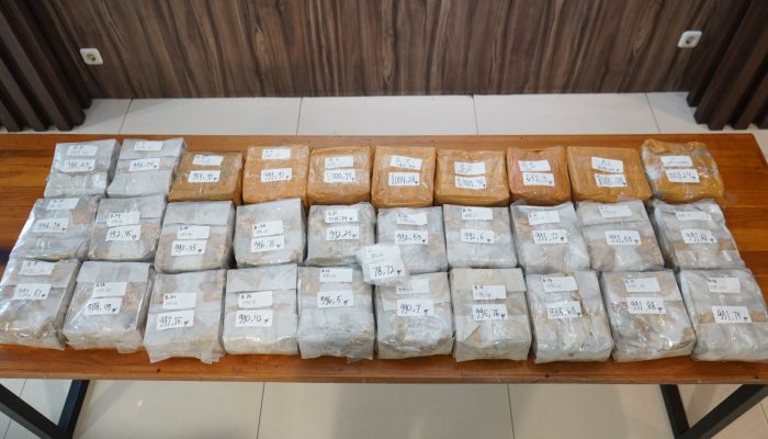 POLDA METRO JAYA MENGGAGALKAN PEREDARAN 32 KG SABU ASAL MALAYSIA