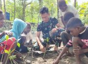 Satgas TMMD Kodim 1710/Mimika Tanamkan Kepedulian Lingkungan Lewat Penanaman Mangrove Bersama Anak-Anak