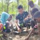 Satgas TMMD Kodim 1710/Mimika Tanamkan Kepedulian Lingkungan Lewat Penanaman Mangrove Bersama Anak-Anak