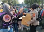 Polisi Humanis, Polwan Bagikan Air Mineral dan Roti ke Massa Ojol Demo di Jakpus