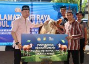 Kapolres Metro Jakpus Serahkan dan Sembelih Hewan Kurban Secara Simbolis di Mako Polres