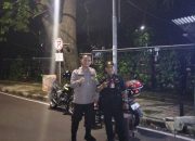 Bhabinkamtibmas dan Awak Satkamling Bersinergi Jaga Keamanan Warga di Jalan Surabaya Ujung Menteng