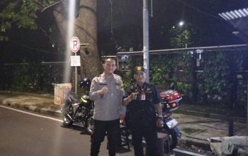 Bhabinkamtibmas dan Awak Satkamling Bersinergi Jaga Keamanan Warga di Jalan Surabaya Ujung Menteng