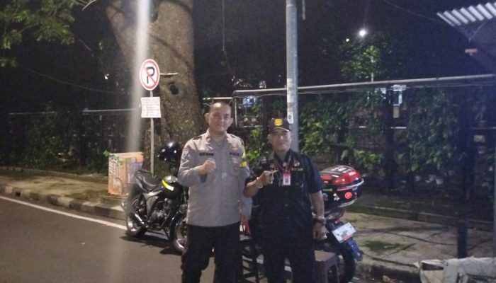 Bhabinkamtibmas dan Awak Satkamling Bersinergi Jaga Keamanan Warga di Jalan Surabaya Ujung Menteng
