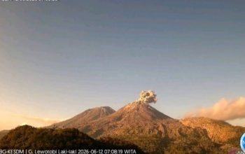 Tiga gunung api di Maluku Utara dan NTT meletus pagi ini