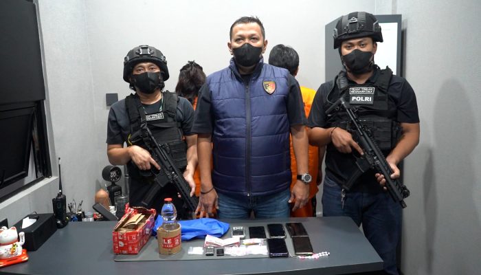 POLDA METRO JAYA MENGAMANKAN SEPASANG KEKASIH PENGEDAR NARKOBA DI JAKARTA BARAT