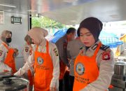Dapur Lapangan Ditpamobvit Polda Metro Jaya Hadir untuk Warga Terdampak Kebakaran Kemayoran