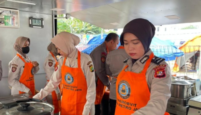 Dapur Lapangan Ditpamobvit Polda Metro Jaya Hadir untuk Warga Terdampak Kebakaran Kemayoran