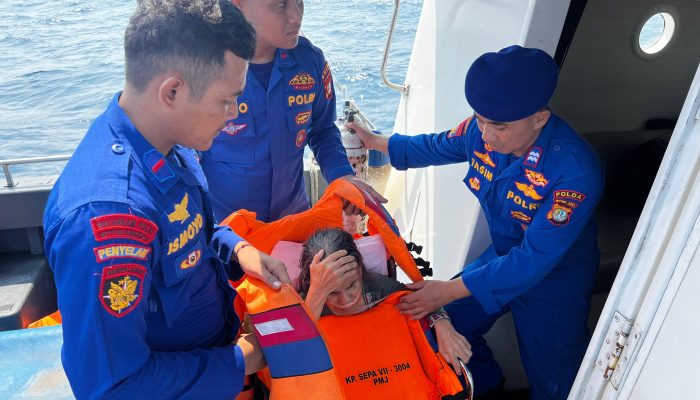 Kapal Patroli Jadi Penyelamat, Polairud PMJ Evakuasi Lansia Sakit ke Puskesmas