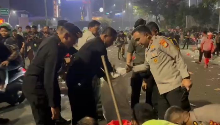 Usai Kawal Aksi Penyampaian Pendapat, Wakapolda Metro Jaya Pimpin Personel Bersihkan Kawasan Thamrin