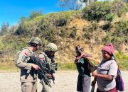 Menyapa dari Jantung Papua, Patroli Humanis Satgas Damai Cartenz Perkuat Kedekatan dengan Warga Ilaga