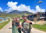 Hadir di Tengah Ketenangan Ibadah, Patroli Satgas Damai Cartenz Jaga Keamanan dan Pererat Kedekatan dengan Jemaat di Sinak