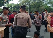 Polisi Bagikan Snack ke Massa Aksi BEM UBK di Jakpus, Kapolres: Bentuk Pelayanan Humanis