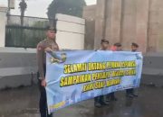 Hujan Tidak Jadi Penghalang, Polri Tetap Hadir Mengawal Aspirasi Masyarakat