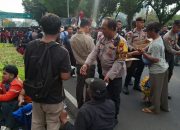 Polisi Bagikan Roti dan Air Mineral untuk Massa Aksi Mahasiswa BEM UBK di Silang Selatan
