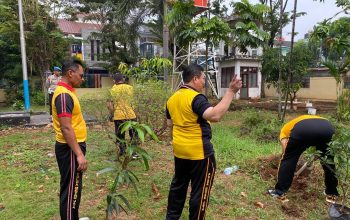 JASRI KURVE DAN PENANAMAN POHON DALAM RANGKA GERAKAN INDONESIA ASRI SAMBUT HARI BHAYANGKARA KE-80