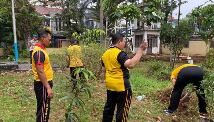 JASRI KURVE DAN PENANAMAN POHON DALAM RANGKA GERAKAN INDONESIA ASRI SAMBUT HARI BHAYANGKARA KE-80
