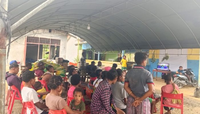 Rayakan Piala Dunia, Kepala Suku Kampung Pikere Gelar Nobar dan Bagi-Bagi Sembako di Keerom