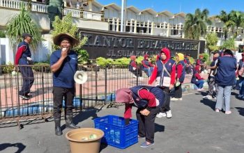 Petani Jember bagikan timun gratis kepada warga saat harganya anjlok
