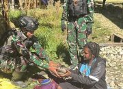 Satgas Yonif 511/DY bagikan paket bapok ke warga Numbukawi Lanny Jaya