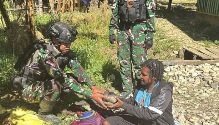 Satgas Yonif 511/DY bagikan paket bapok ke warga Numbukawi Lanny Jaya