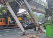 Polisi amankan sopir truk pengangkut alat berat yang tersangkut di JPO