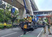 Pengendara diimbau hindari Jalan Tendean imbas truk tersangkut JPO