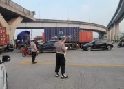 Personel Satlantas dan Satsamapta Polres Pelabuhan Tanjung Priok Laksanakan Pengaturan Lalu Lintas, Arus Kendaraan Lancar dan Situasi Tetap Kondusif
