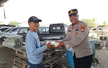 Jumat Peduli, Polsek Kawasan Kali Baru Bagikan Nasi Kotak kepada Warga sebagai Wujud Kepedulian Polri